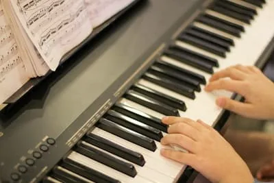 Klavier mit aufgeschlagenen Noten